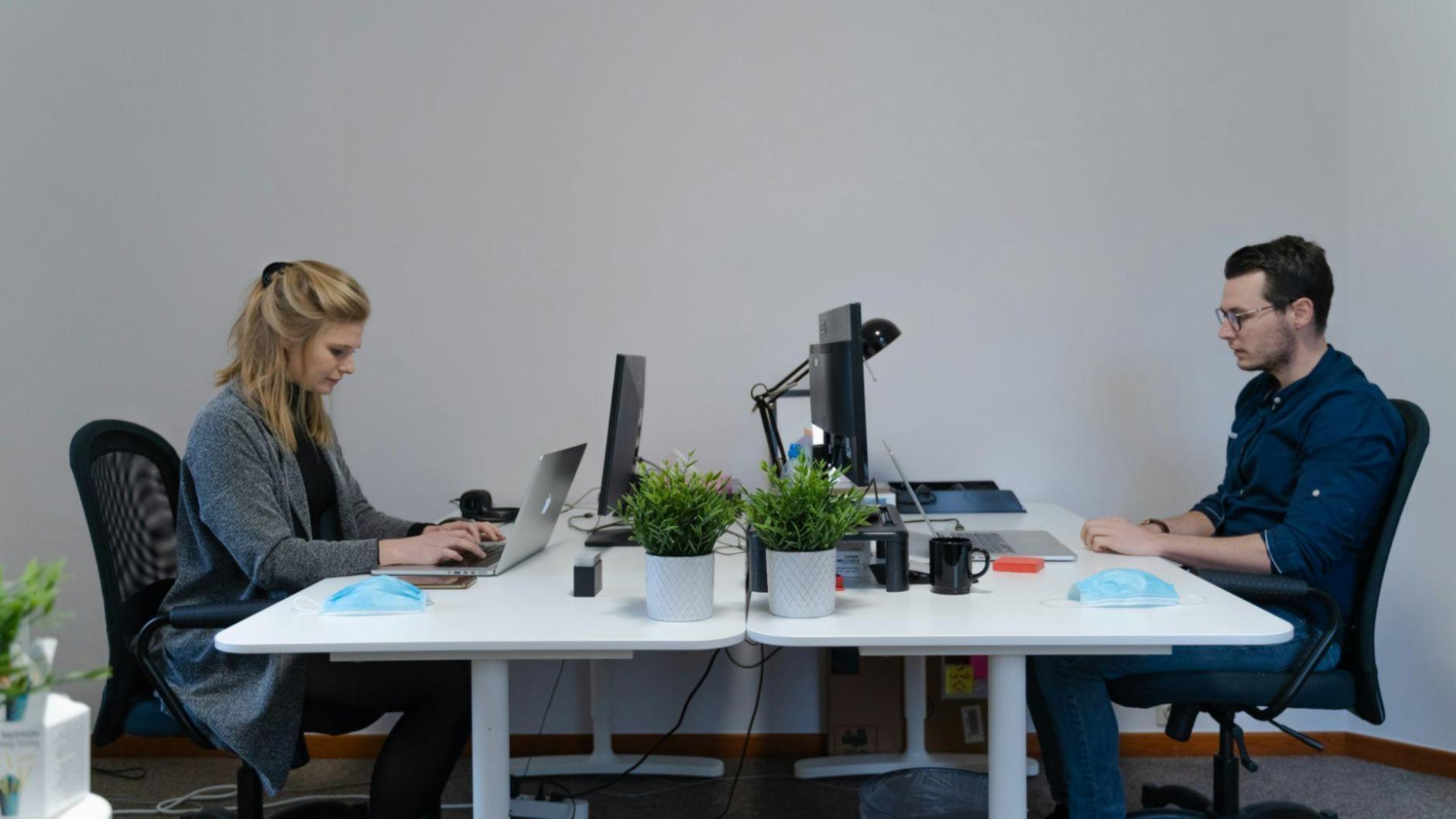 Environnement de travail moderne illustrant l'innovation et la collaboration